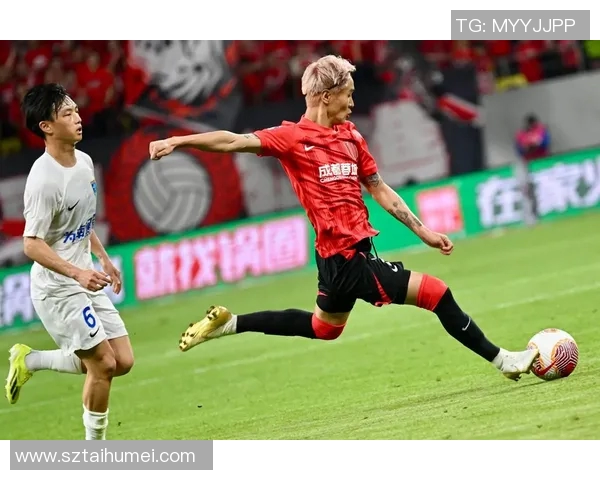 足球明星踢人瞬间高清图片展示让你领略球场激情与对抗的魅力