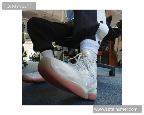 足球明星白袜球鞋时尚搭配展示引领潮流新风尚