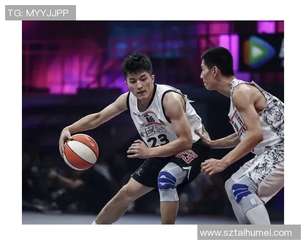 篮球明星机场现身引发粉丝热潮瞬间捕捉精彩瞬间尽显魅力与风采